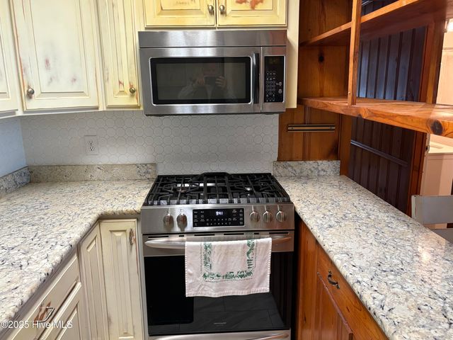 802 Canal Cove Road, Lake Waccamaw, NC 28450