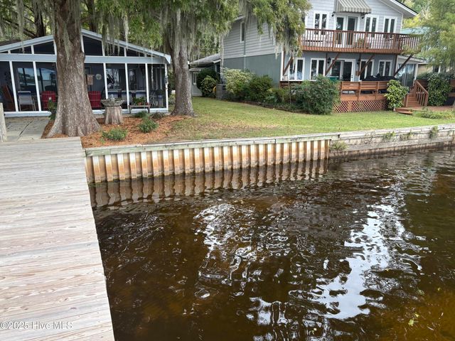 802 Canal Cove Road, Lake Waccamaw, NC 28450