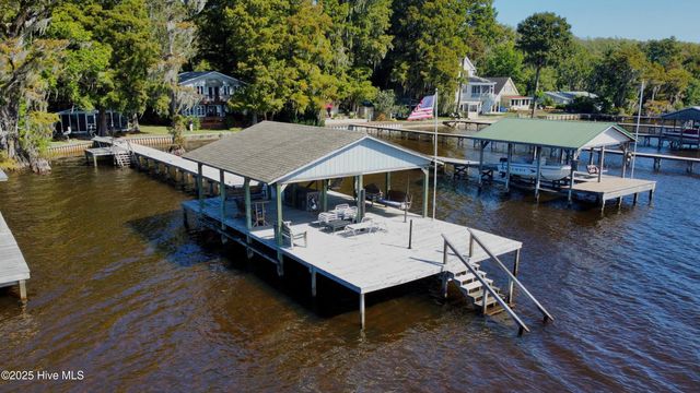 802 Canal Cove Road, Lake Waccamaw, NC 28450