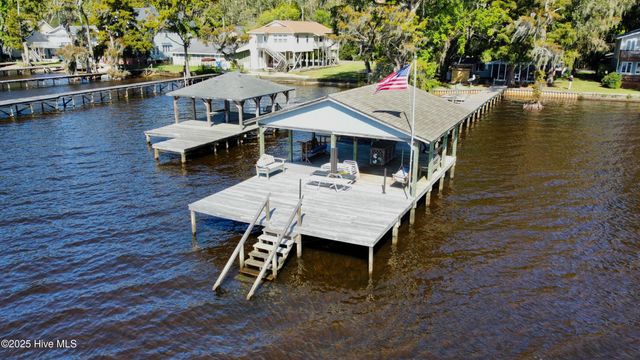 802 Canal Cove Road, Lake Waccamaw, NC 28450
