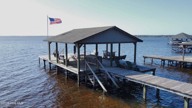 802 Canal Cove Road, Lake Waccamaw, NC 28450