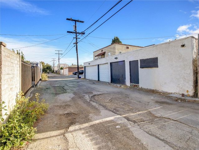 6428 S Van Ness, Los Angeles, CA 90047
