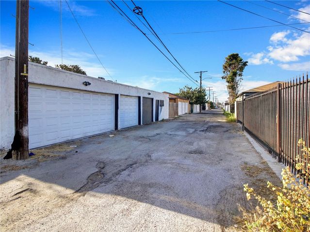 6428 S Van Ness, Los Angeles, CA 90047
