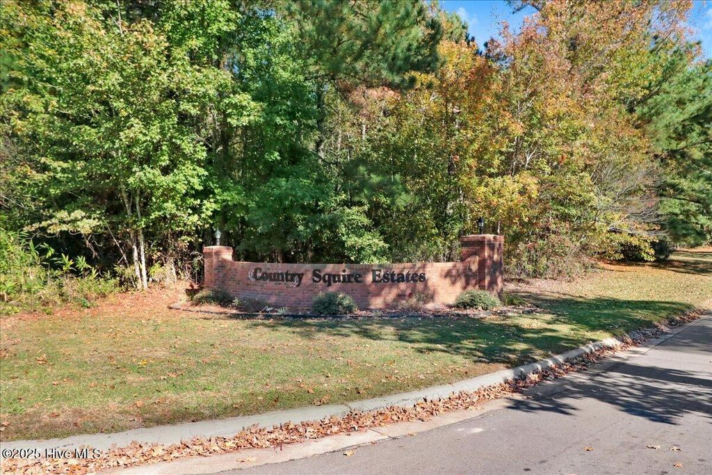 Image 3 of property listing at 58 Old English Lane, Kinston, NC 28504