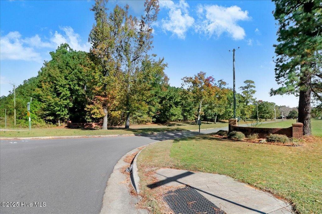 Image 5 of property listing at 58 Old English Lane, Kinston, NC 28504