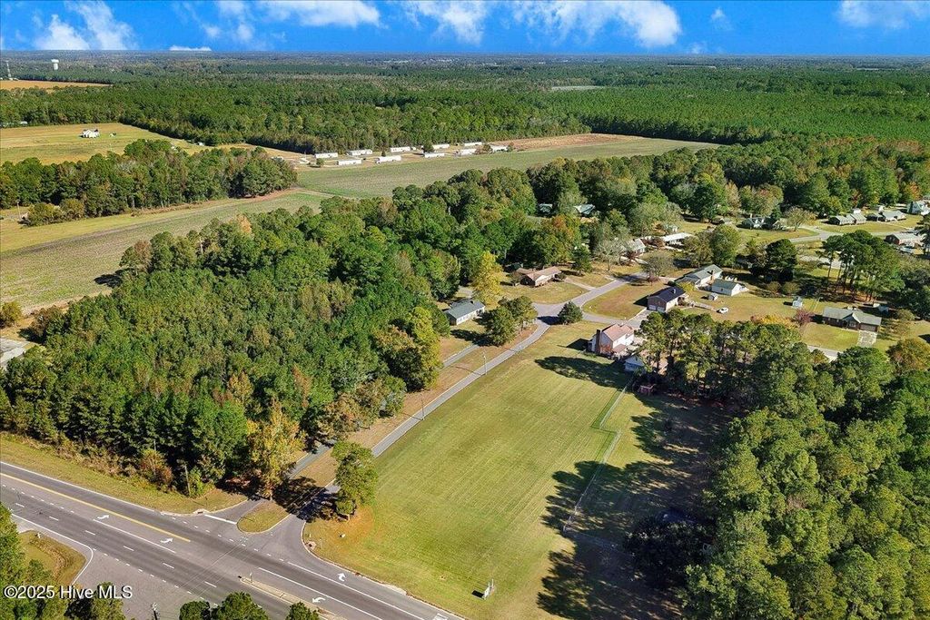 Image 8 of property listing at 58 Old English Lane, Kinston, NC 28504