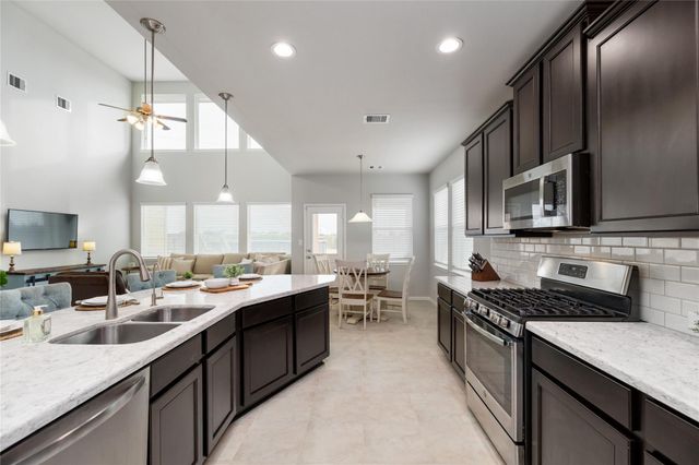 202 San Saba Dr, Mont Belvieu, TX 77523