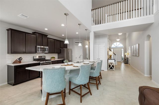 202 San Saba Dr, Mont Belvieu, TX 77523