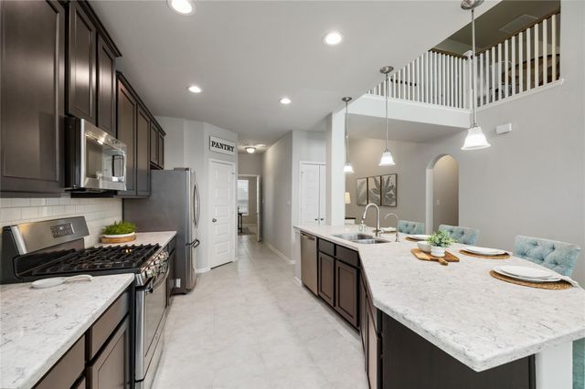 202 San Saba Dr, Mont Belvieu, TX 77523