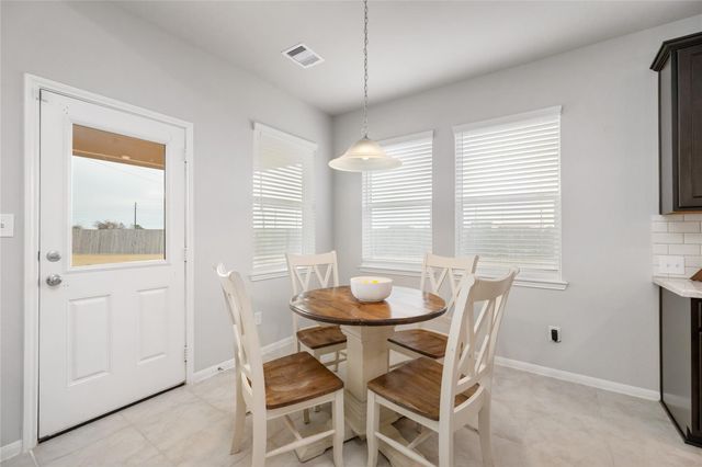 202 San Saba Dr, Mont Belvieu, TX 77523