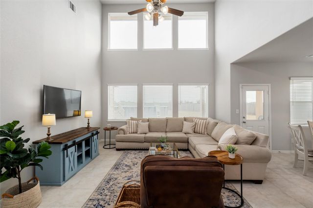 202 San Saba Dr, Mont Belvieu, TX 77523