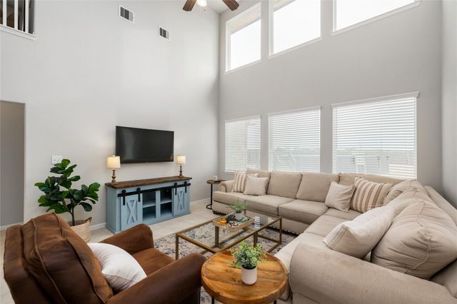 202 San Saba Dr, Mont Belvieu, TX 77523