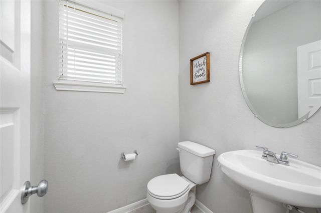 202 San Saba Dr, Mont Belvieu, TX 77523