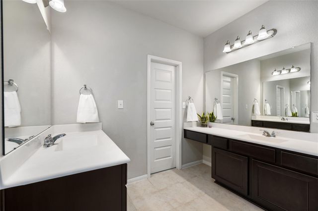 202 San Saba Dr, Mont Belvieu, TX 77523