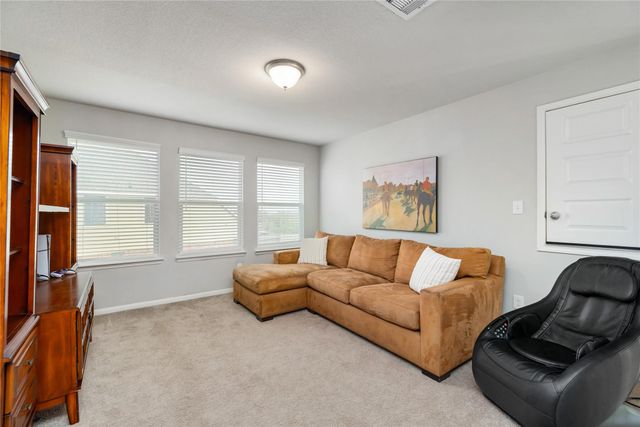 202 San Saba Dr, Mont Belvieu, TX 77523