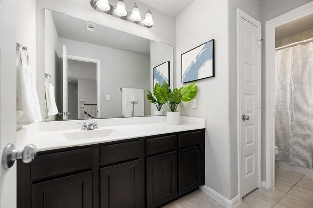 202 San Saba Dr, Mont Belvieu, TX 77523