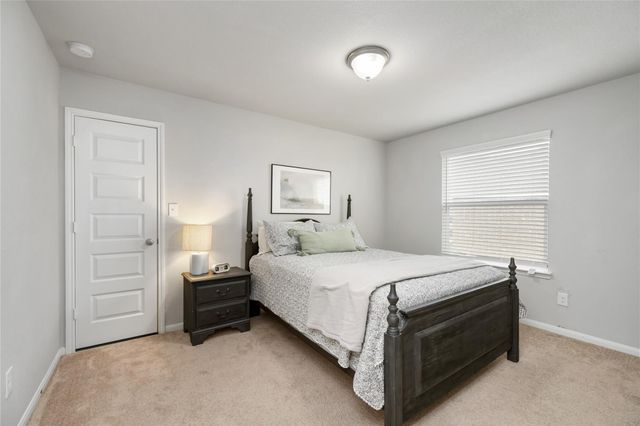 202 San Saba Dr, Mont Belvieu, TX 77523