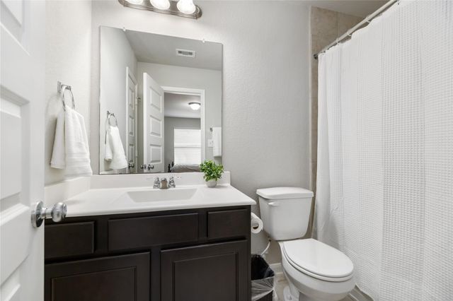 202 San Saba Dr, Mont Belvieu, TX 77523