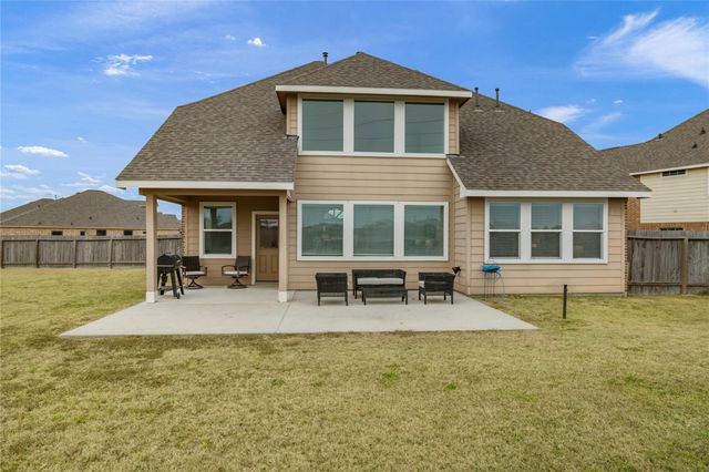202 San Saba Dr, Mont Belvieu, TX 77523