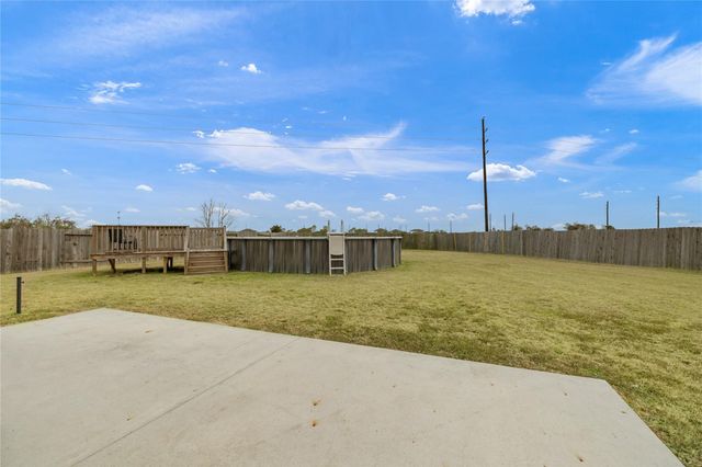202 San Saba Dr, Mont Belvieu, TX 77523