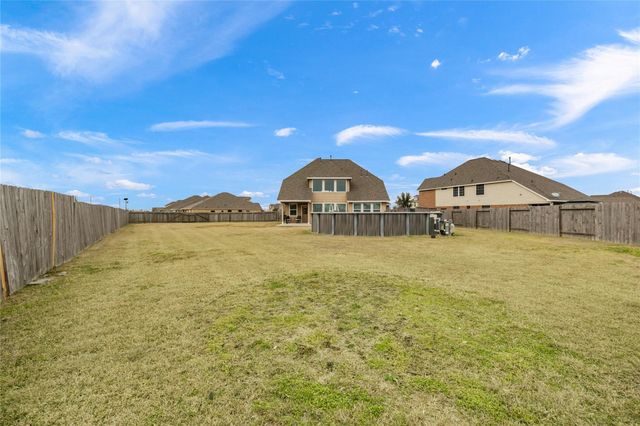 202 San Saba Dr, Mont Belvieu, TX 77523