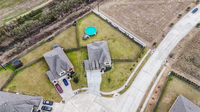 202 San Saba Dr, Mont Belvieu, TX 77523