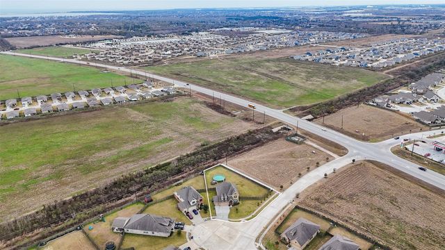 202 San Saba Dr, Mont Belvieu, TX 77523