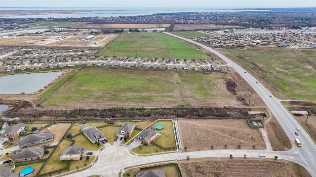 202 San Saba Dr, Mont Belvieu, TX 77523