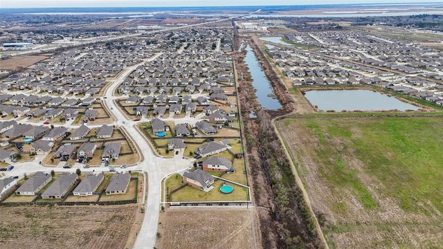 202 San Saba Dr, Mont Belvieu, TX 77523