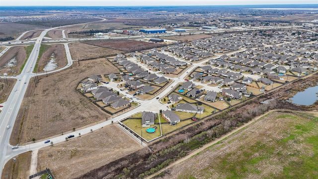 202 San Saba Dr, Mont Belvieu, TX 77523