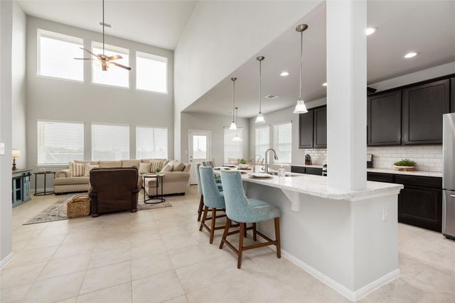 202 San Saba Dr, Mont Belvieu, TX 77523