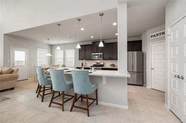 202 San Saba Dr, Mont Belvieu, TX 77523