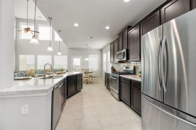 202 San Saba Dr, Mont Belvieu, TX 77523