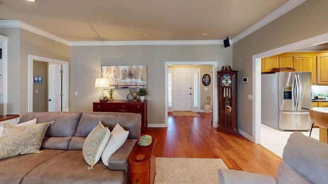 421 Southern Oak Dr, Dothan, AL 36301