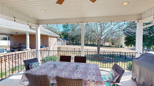 421 Southern Oak Dr, Dothan, AL 36301