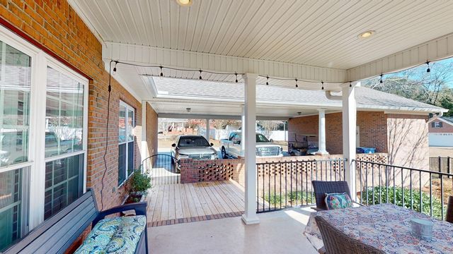 421 Southern Oak Dr, Dothan, AL 36301