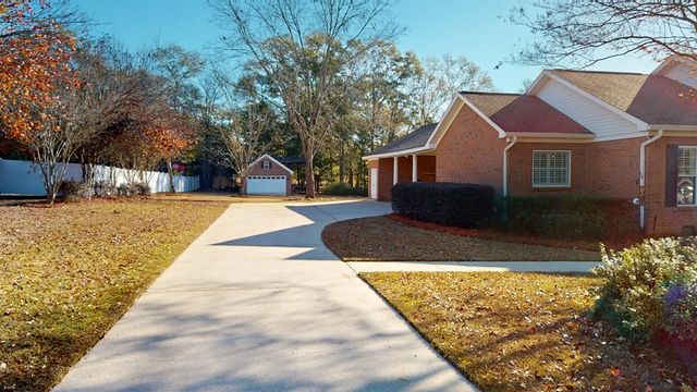 421 Southern Oak Dr, Dothan, AL 36301