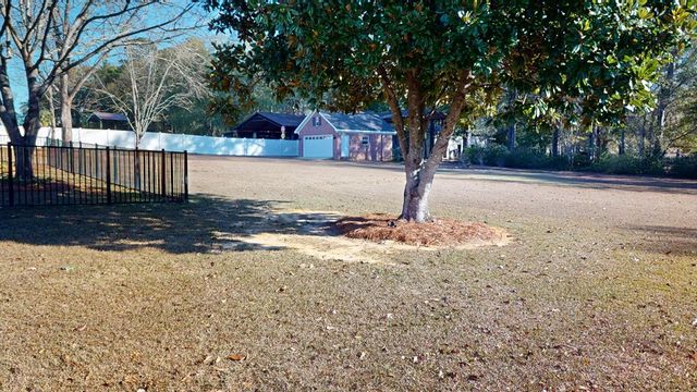 421 Southern Oak Dr, Dothan, AL 36301