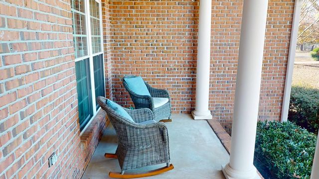 421 Southern Oak Dr, Dothan, AL 36301