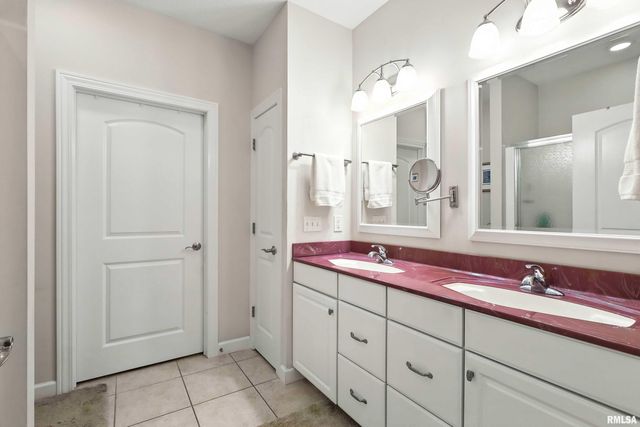 1227 E KIMBERLY Road # 5A, Bettendorf, IA 52722