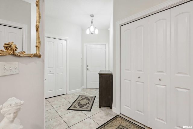 1227 E KIMBERLY Road # 5A, Bettendorf, IA 52722