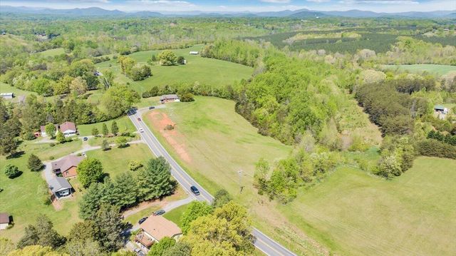 15723 Moneta RD, Moneta, VA 24121