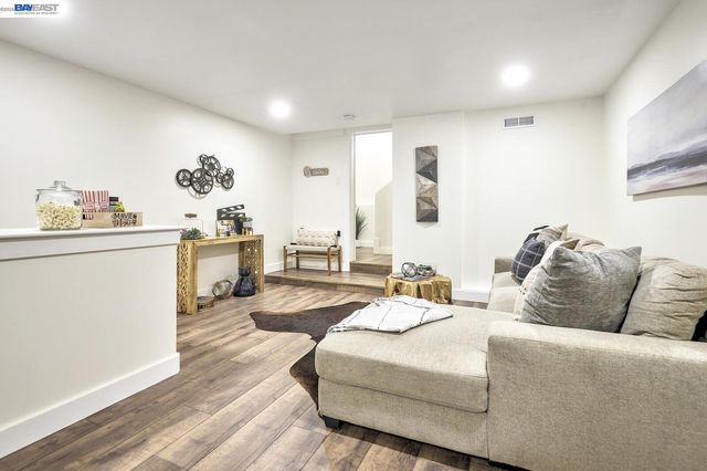 100 Sonia St., Oakland, CA 94618