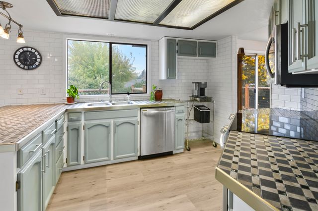 2327 Derry Court, Medford, OR 97504