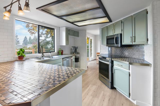 2327 Derry Court, Medford, OR 97504