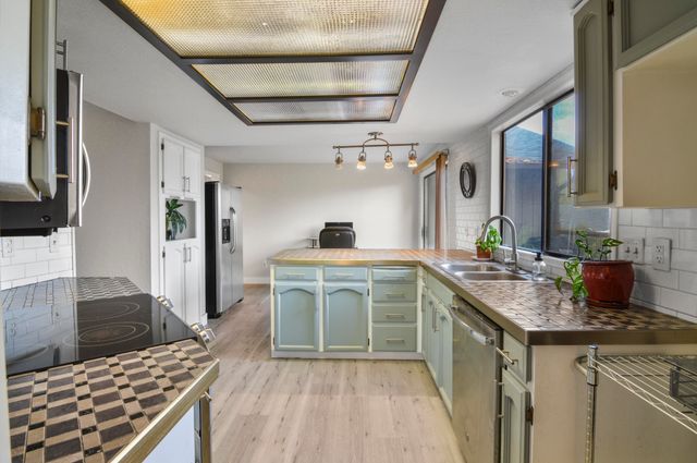 2327 Derry Court, Medford, OR 97504