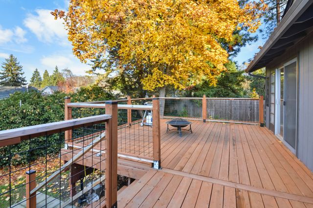 2327 Derry Court, Medford, OR 97504