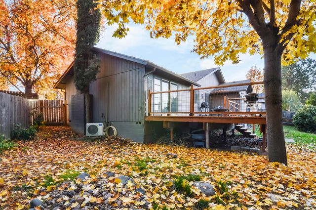 2327 Derry Court, Medford, OR 97504