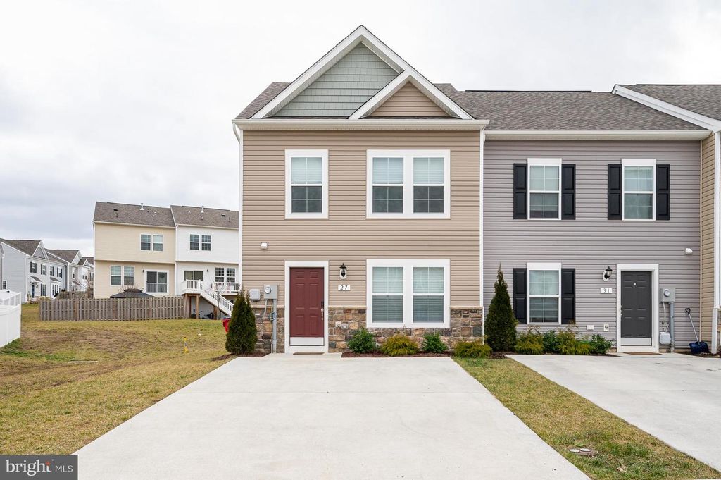 27 MENGEL RD, Martinsburg, WV 25403