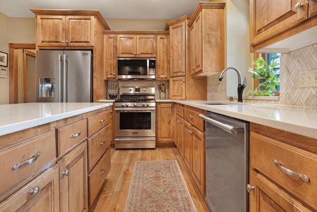 W176N5411 Highridge DRIVE, Menomonee Falls, WI 53051